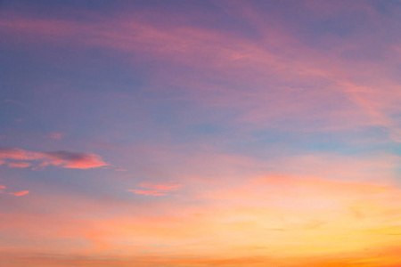 夕阳下的天空, 有紫色的橙色和蓝色的色调.ai 的踪迹照片