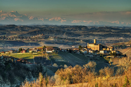 广阔的视野, Langhe 丘陵, 由阿尔卑斯。全景在 Langhe 与郎世宁 Falletto 和它的城堡, 进一步后面镇 