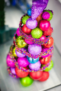 五颜六色的明亮的球圣诞树