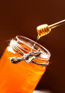 蜂蜜与蜂蜜北斗七星的罐子里图片