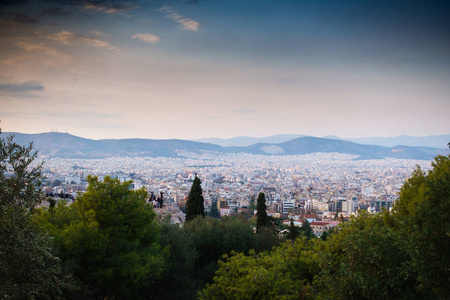 城市景观与高山对抗天空, 雅典, 希腊