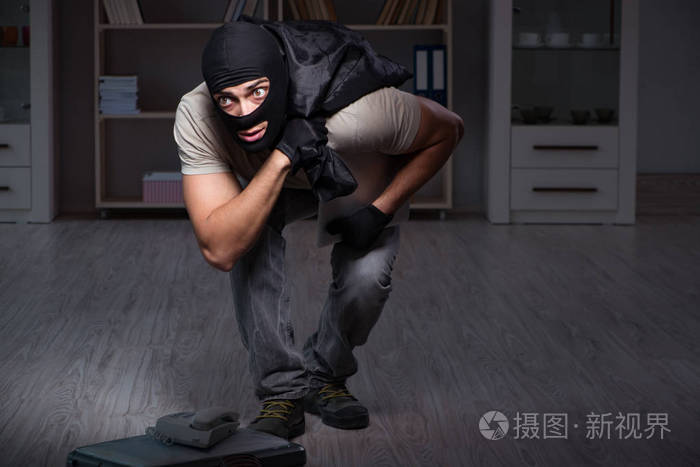 在犯罪现场戴巴拉克拉瓦面具的窃贼