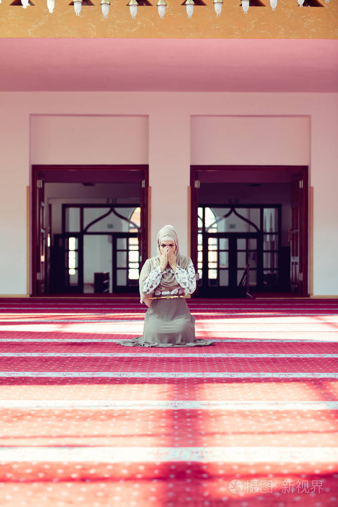 在清真寺做礼拜的穆斯林女人