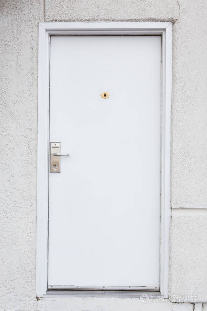白墙和关闭的门