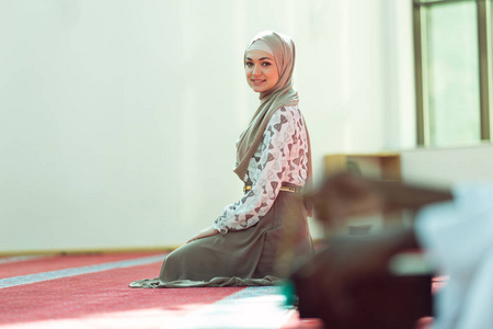 礼拜在清真寺做礼拜的穆斯林女人照片