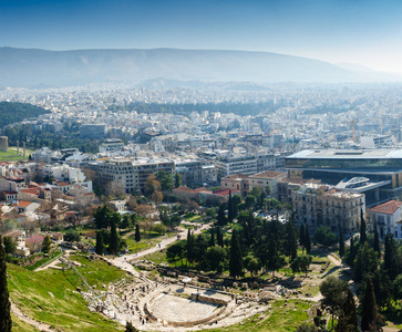 俄尼索斯的剧院与城市景观和山, 雅典, 希腊