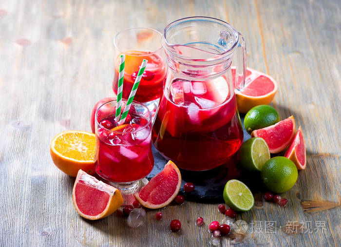桑格利亚汽酒或在投手与冰和柑橘类水果 健康喝柠檬水