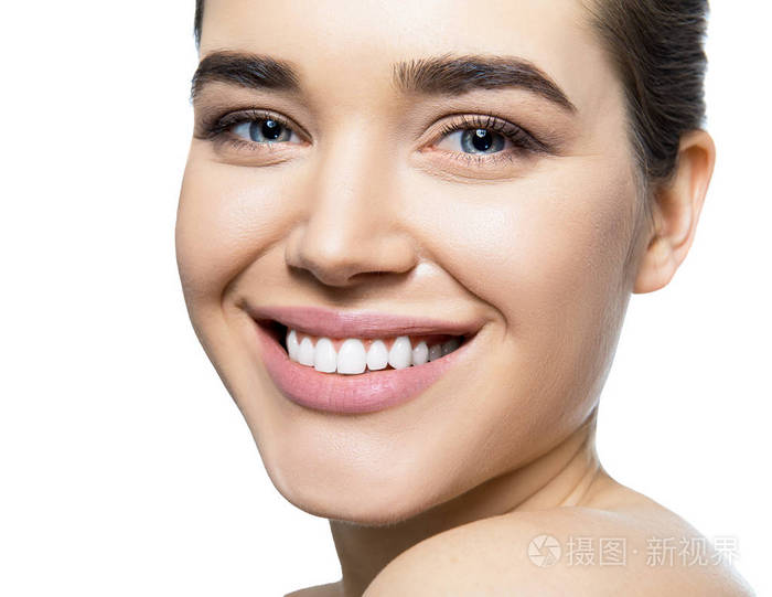 笑女人嘴与伟大的牙齿在白色背景hea