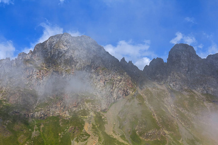 绿色的山岭，在雾里