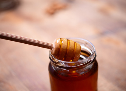 蜂蜜滴在桌上的 jar
