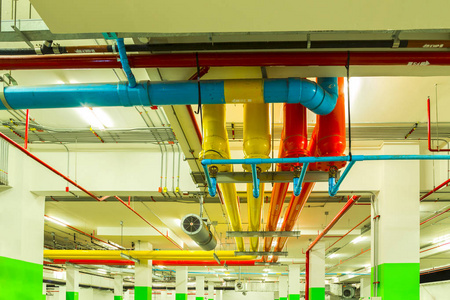灭火水在工业建筑上的管道的管道系统照片