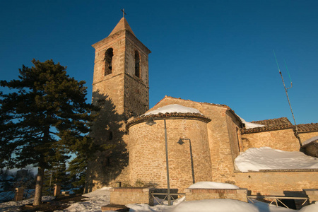 古老的教堂在历史的中心的 Montefalcone Appennino