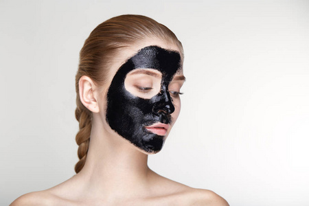 美肖像女人皮肤护理健康黑色面具白色背景关闭