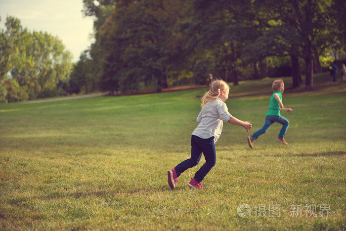 快乐的孩子们在公园跑步