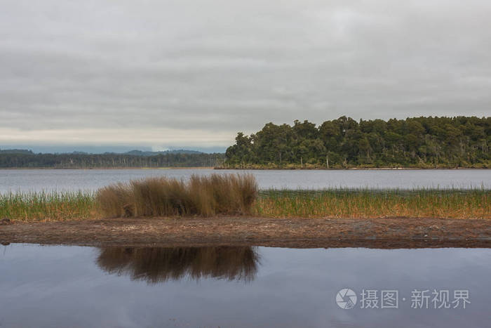 平和 安静的湖景观的视图