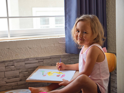 儿童女孩的水彩画在家里图片