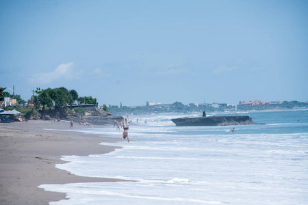 冲浪印度尼西亚海滩的波浪。度假理念