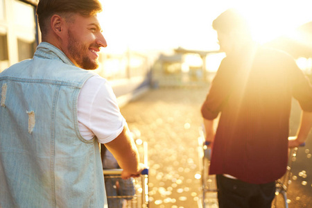 阳光明媚的夏日.生活方式的概念.一群朋友享受生活照片