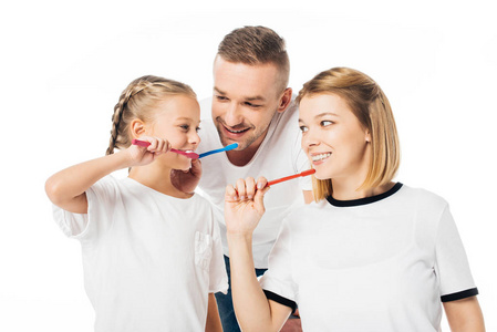 类似衣物的家庭肖像在白色的牙齿上刷牙