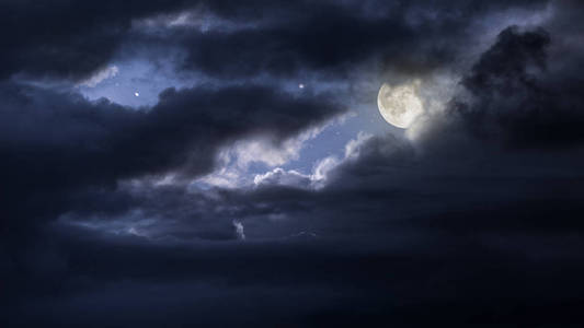 多云的月圆夜