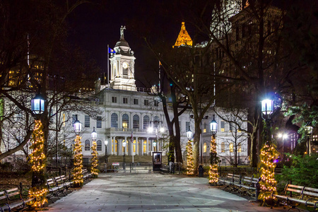 在晚上在曼哈顿纽约城的市政厅图片