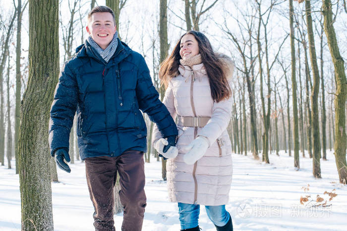 夫妇在白雪皑皑的公园玩乐