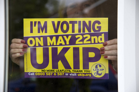 英国独立党投票海报在窗口中图片