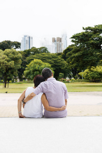 花时间在公园里的情侣