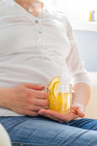 怀孕抱着姜和柠檬的茶