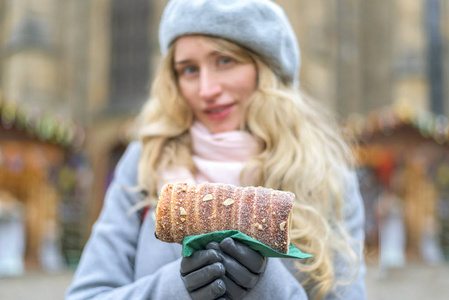 Trdelnik 国家捷克甜点。甜包子。女人吃可口的糕点。软焦点视图