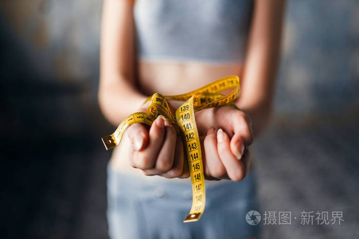 瘦女手绑着卷尺, 体重减轻