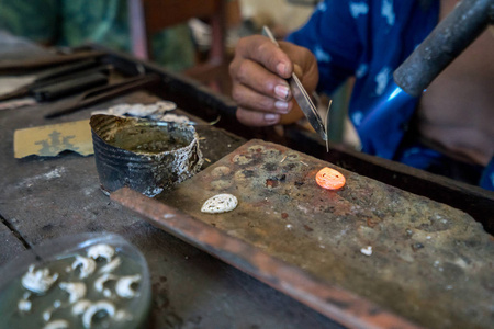 手工制作的银首饰照片