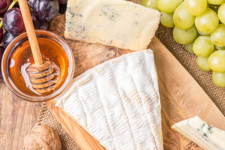木板与奶酪 葡萄 坚果和蜂蜜