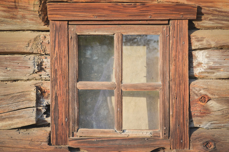在旧的木房子里的木制窗口