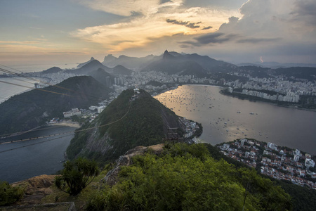 日落风景与缆绳汽车和山, 看见从糖面包山在里约热内卢, 巴西