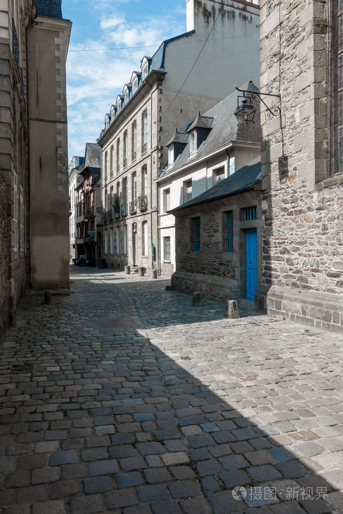 景观鹅卵石胡同在住宅大厦之间, 布列塔尼, 法国, 欧洲