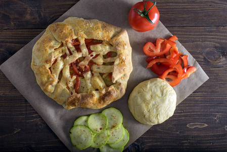 新鲜烤 Galeta 与蔬菜和奶酪在一个木桌上的配料, 橄榄油, 红辣椒, 西红柿和生面团