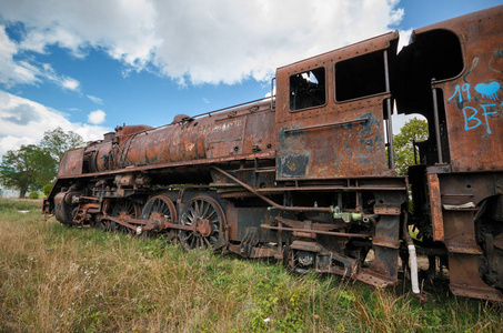 被遗弃的生锈蒸汽机车