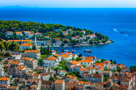 赫瓦尔海岸线风景克罗地亚。鸟瞰在沿海城市赫瓦尔在夏季, 克罗地亚旅游目的地
