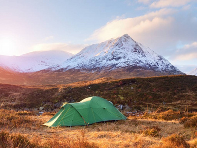 Stob Dearg 1021 米高的雪山下的草地上的绿色旅游帐篷