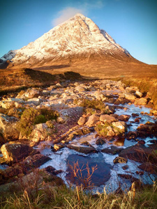 在三角洲河流 Coupall 河 Etive。Stob Dearg 1021 米高的雪山锥