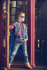 超级英雄小男孩在街