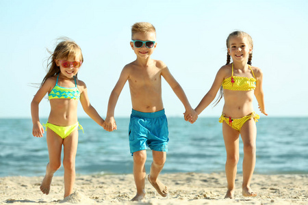 可爱的孩子在海滩上玩得开心
