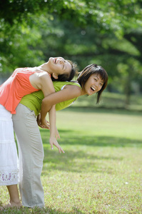 两个年轻女人在公园里