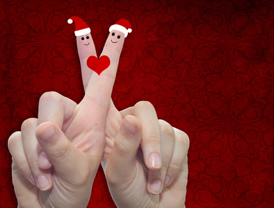 手指在圣诞帽和心