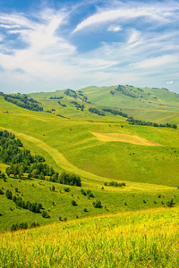 夏日风景 满山的树木 绿色群山和蓝天与白云