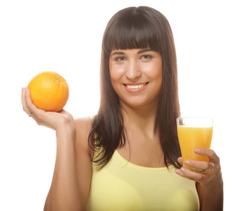年轻快乐的女人喝橙汁