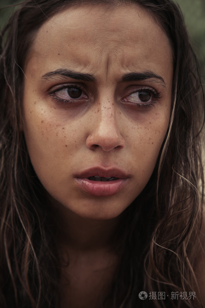 哭泣的美丽女孩.漂亮的模特女人哭.眼泪