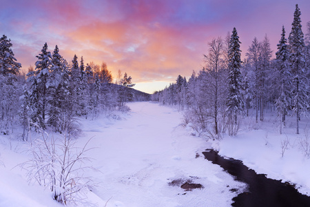 在一条河在附近李维，芬兰拉普兰地区的冬季日出