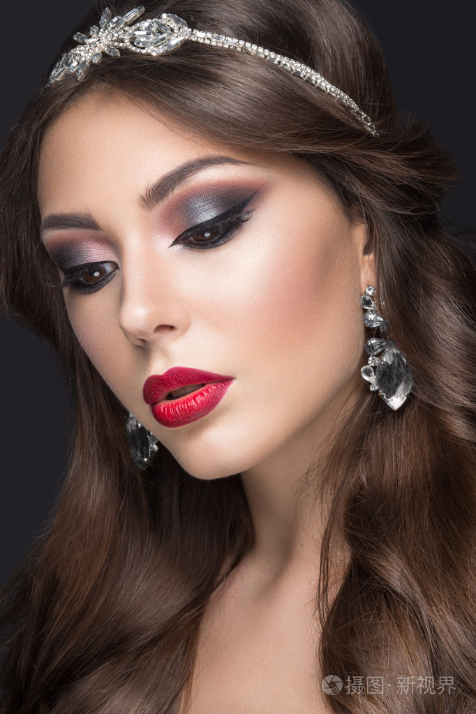 美丽的女人,与阿拉伯语化妆, 红红的嘴唇和卷发.美丽的脸